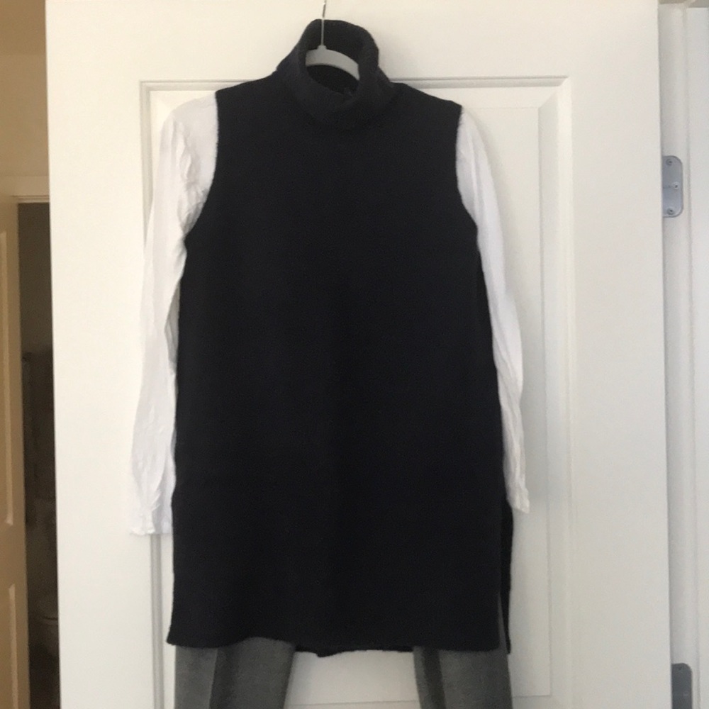 Sleeveless turtleneck sweater